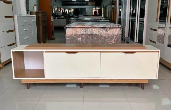 Rack Tuboarte Poliana 100% em MDF 2 portas e pés retrô Amêndoa Off White