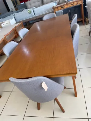 Mesa em madeira extensiva moderna com 6 cadeiras conchinhas em tecido de linho ?