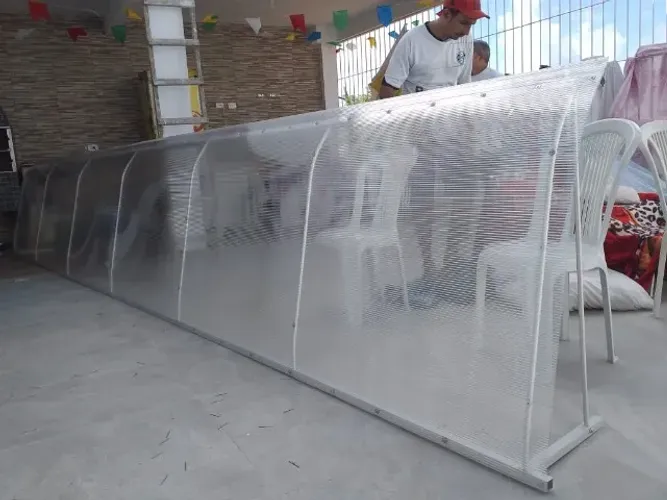 TOLDO E COBERTAS EM POLICARBONATO E LONA - ESTRUTURA EM ALUMÍNO