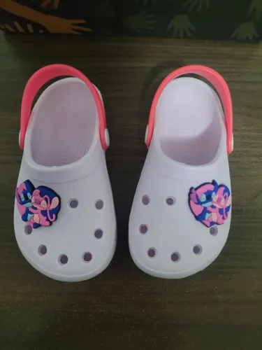 Sandálias Crocs infantis com aplique do Stitch