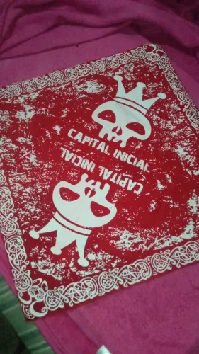 Bandana vermelha Capital Inicial 