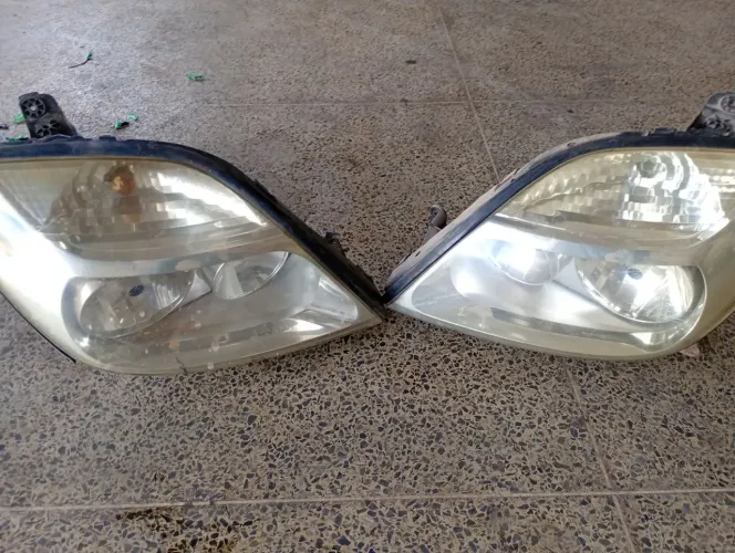 Faróis da Renault senic 2001 em diante sem detalhes 