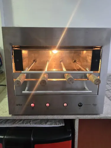 Churrasqueira Assador Gourmet Elétrica Rotativa De Bancada 4 Espetos Aço Inox 127v - ARKE