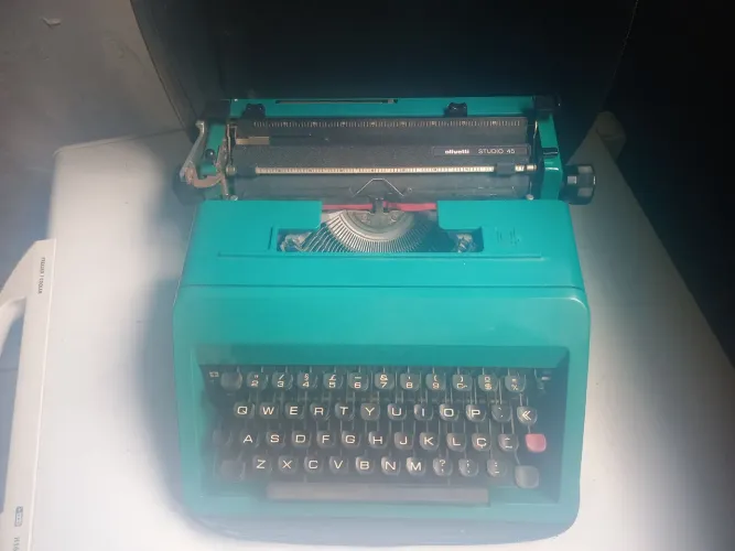 Máquina de escrever Olivetti Studio 45