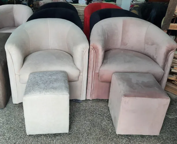 Poltronas Decorativas com Puff - Conforto e Elegância