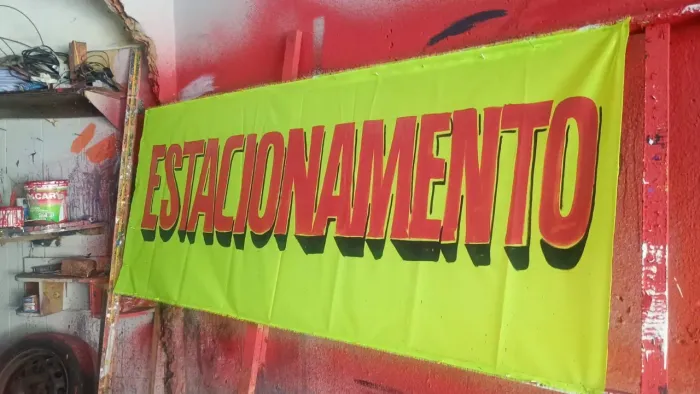 Faixas e placas pintadas a mão 