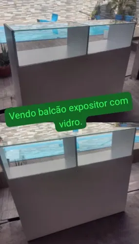 Balcão expositor com vidro 