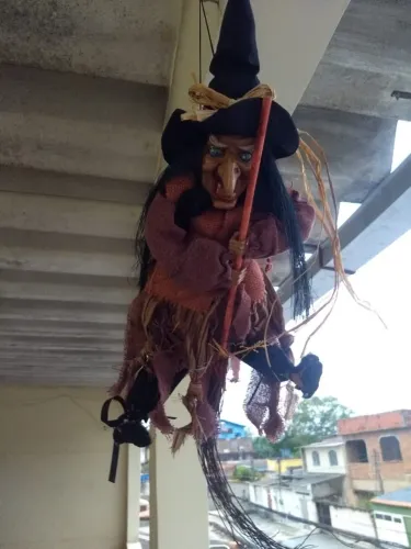 halloween bruxa na vassoura com led nos olhos de pendurar
