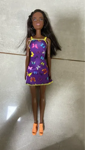 Boneca Barbie morena com vestido de borboletas