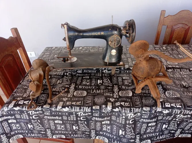 Máquina de costura Singer e objetos antigos