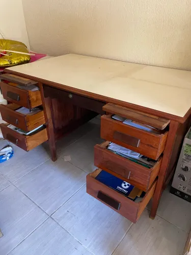 Excelente escrivaninha antiga 7 gavetas e 2 suportes