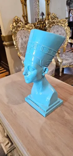 Decoração, busto de metal e base de madeira Nefertiti, antiguidades