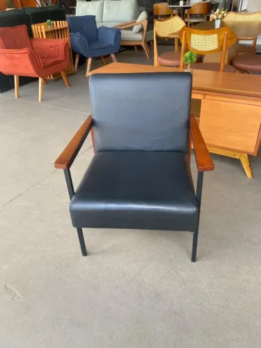 Poltrona de Couro Vintage com Design Clássico