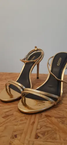 Sandália dourada Arezzo 38
