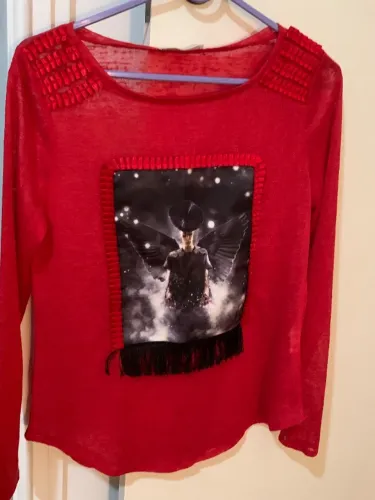 Blusa vermelha mangas longas 