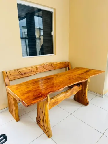 Mesa de madeira rústica com banco