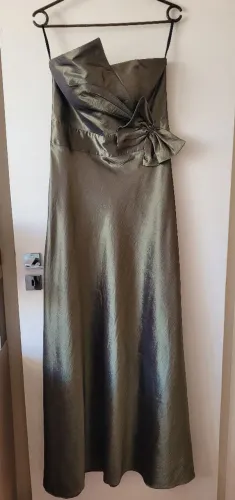 Vestido longo de festa com echarpe
