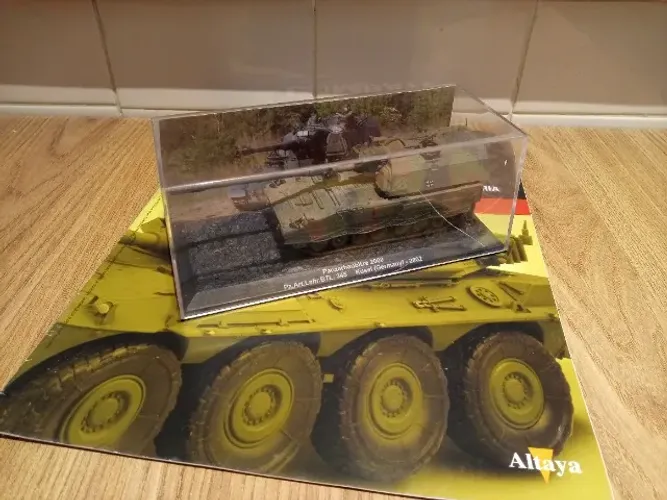 Miniatura Obuzeiro Alemão Panzerhoubitze 2000, 1:XX - já exposto em ótimo estado.