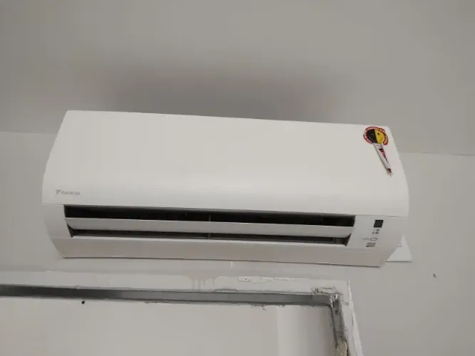 Aparelho de ar condicionado tipo split HIWALL DAIKIN 18.000 BTU's INVERTER