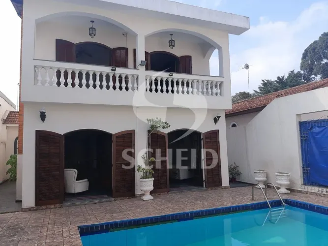 Casa para locação de 340,00m² útil, com 5 quartos e 4 vagas, no Campo Grande.