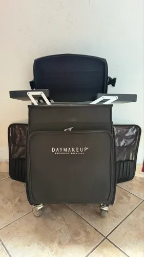 Maleta de maquiagem usada poucas vezes. MARCA: Daymakeup Profissional já