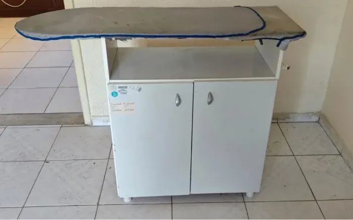 Tábua de passar com armário usado, em bom estado!