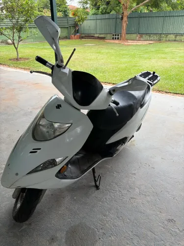 Suzuki Burgman 125cc pneus novos, mecânica em dia. 