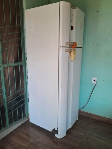 Vende-se essa geladeira com nota fiscal no valor de 700 reais