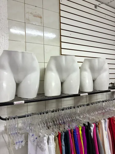 3 manequins de perna 