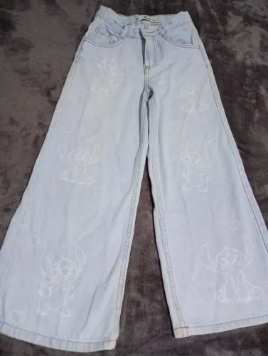 Vendo calça jeans infantil tamanho 8 com desenho do Stitch
