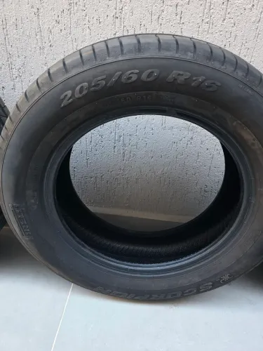 Pneus 205/60 R16 marca Pirelli modelo Scorpion