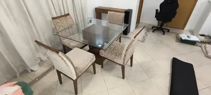 Mesa de vidro com suporte de madeira