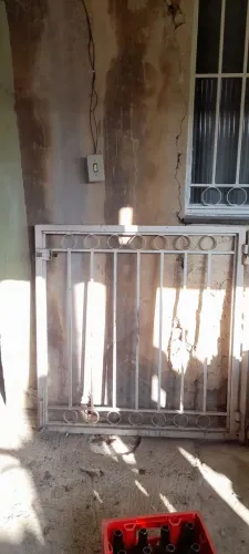 Vendo portão de varanda ferro fundido medindo 95 e meio por 100