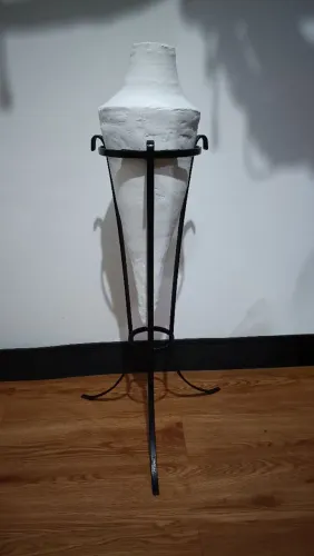 Vaso Cônico Artesanal Branco com Suporte de Ferro de Chão (Estilo Ânfora)