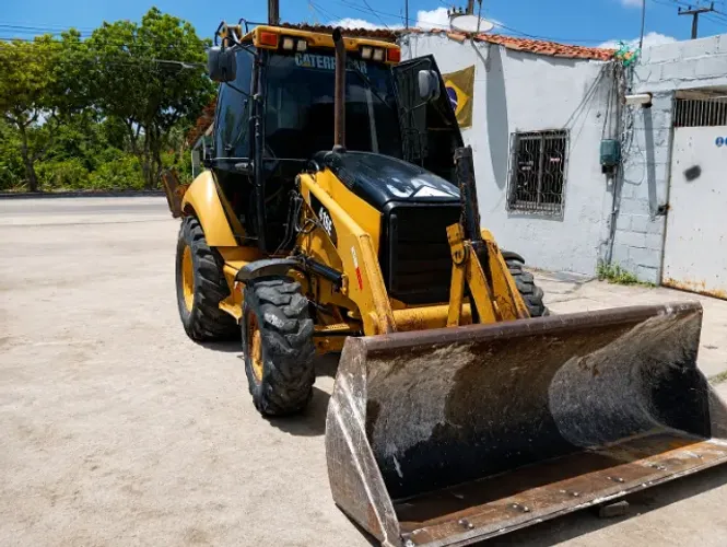 Vende-se Caterpillar 416E ano 2014, retro escavadeira robusta e versátil, ideal para obras