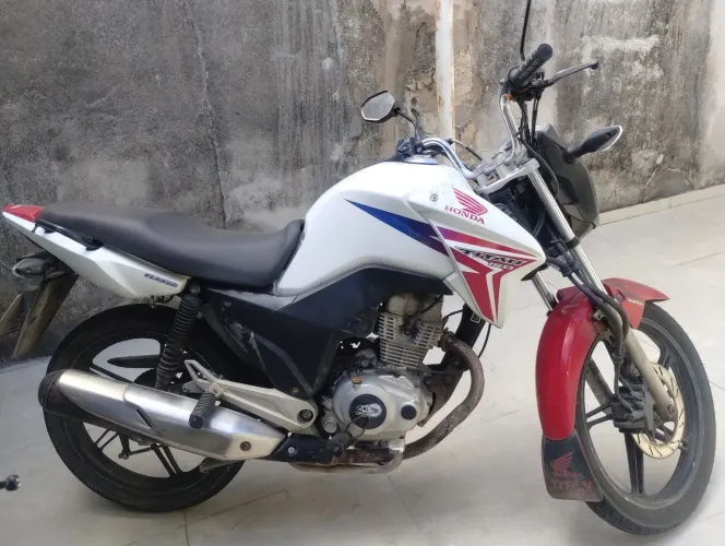 Vd CG Titan 150 esd, com roda, partida elétrica, precisando de pintura