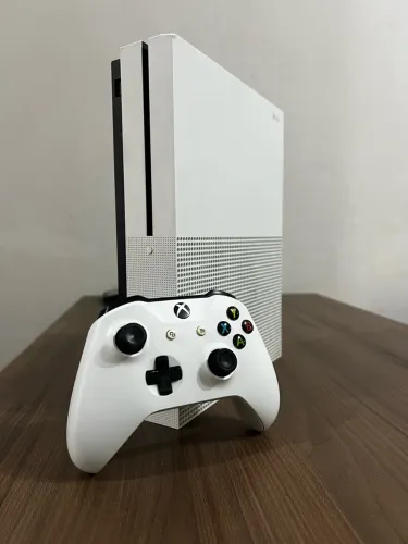 Xbox One S 1TB + 03 Meses de Garantia & 02 Jogos Digitais ( Loja Física )