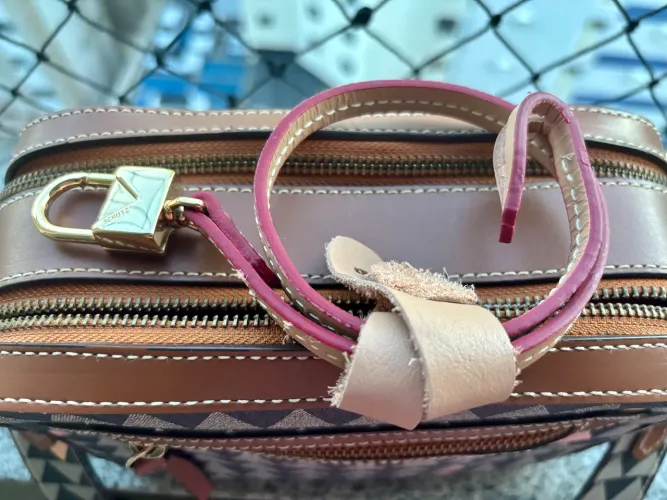 Bolsa Tiracolo Lili Triangle Preta