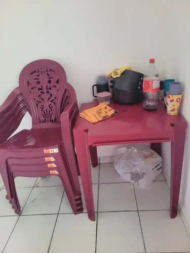 Um jogo de cadeira cm mesa