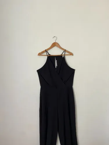 Macacão Pantalona Preto - Decote Transpassado - OPENUP