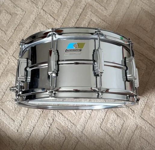 Caixa Ludwig over Brass