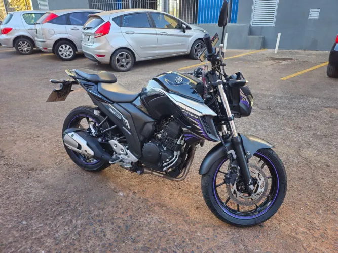 Yamaha Fazer FZ25 Pantera Negra