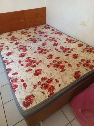 Cama box casal, com cabeceira na cor terracota. Defeito apenas no encaixe pra colocar o pé