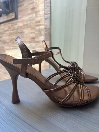Vende sandália Constance tamanho 36 nunca usada