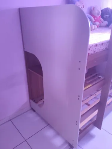 Beliche montessoriana com prateleira