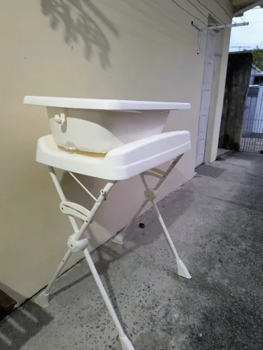Carrinho e banheira de bebê