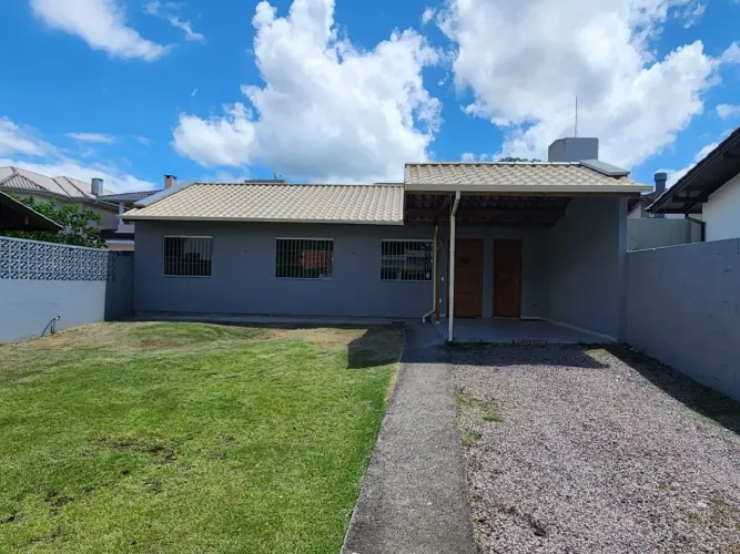 Casa de 3 quartos semi mobiliada no Santa Mônica