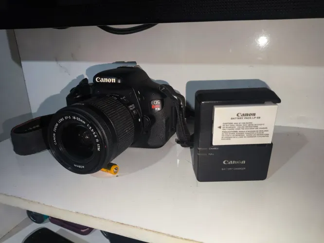 Canon T3I com tela retrátil carregador e bateria lente EFS 18 55