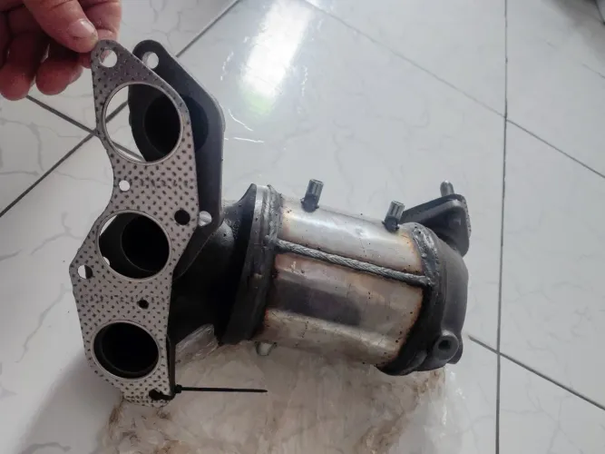 Vendo um Catalisador C/ Junta - Compatível com Hyundai HB20 2014 /2015;em diante