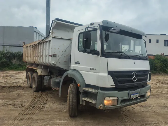 Caminhão caçamba Mercedes 2826 6x4